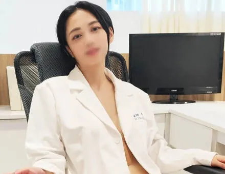 FC2-PPV-4608859 女医生用手淫和女牛仔姿势挑衅她的病人