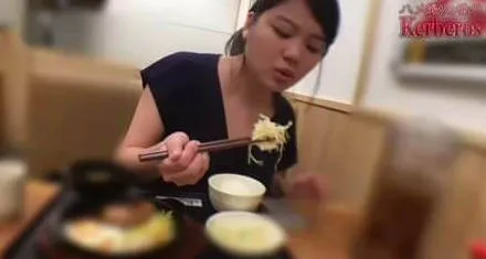 FC2-PPV-932566 坐在路边的纯朴翘家女