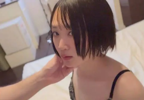 FC2-PPV-4768132 和一个可爱的女大学生进行了肛交