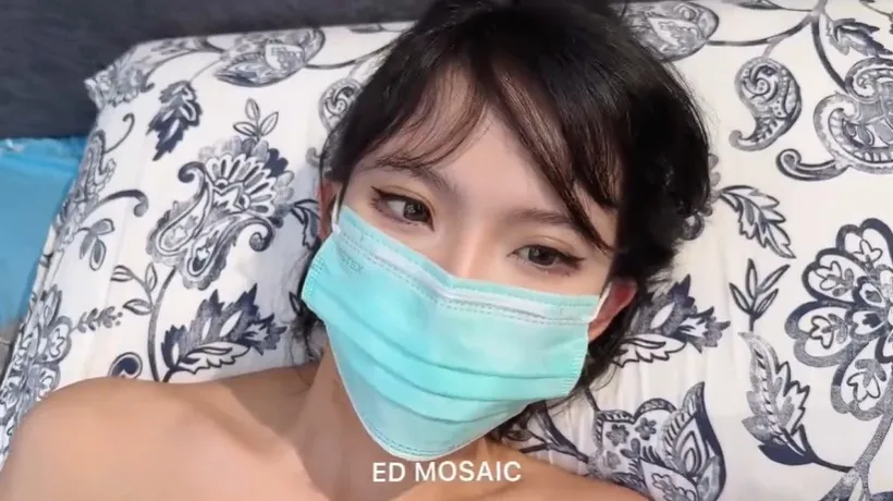 EDmosaic 現役女大生19歲秋刀魚原本綠播突破尺度玩按摩棒