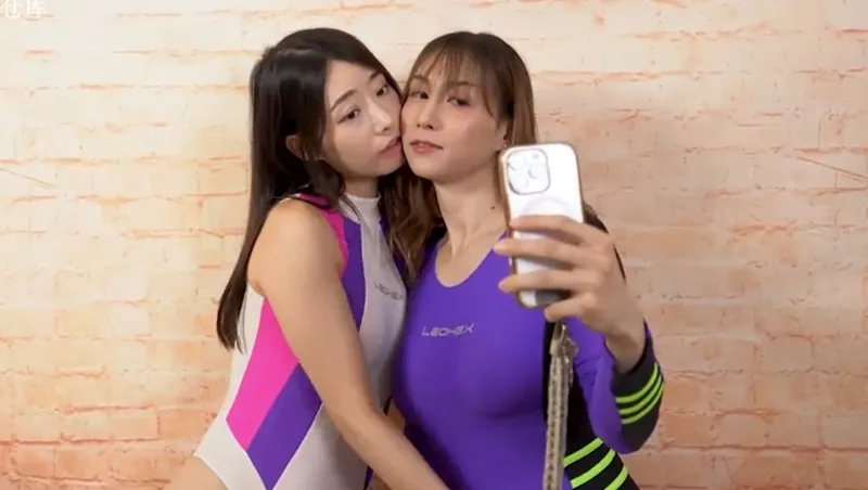 被粉丝拍照舔逼到被她用绑带假屌操爆 艾莉