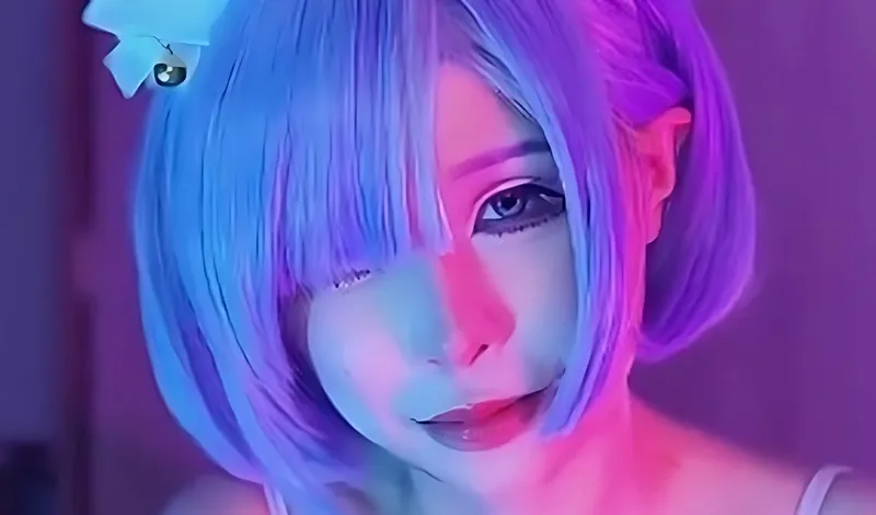 Cosplay 雷姆 趴在身上抚摸调情 深喉口交舔舐鸡巴 上位骑乘插入榨精后中出内射 婉婉儿