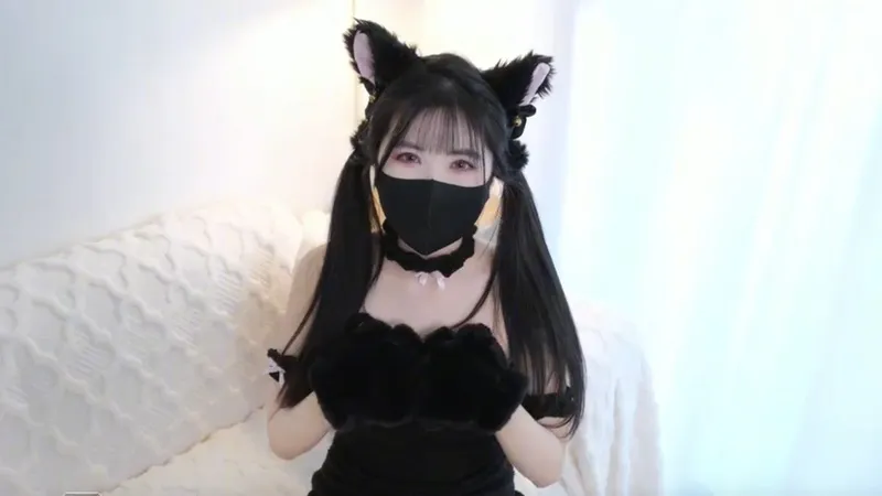 私房约拍猫耳娘蜜穴被摄影师射烂 懒懒猪