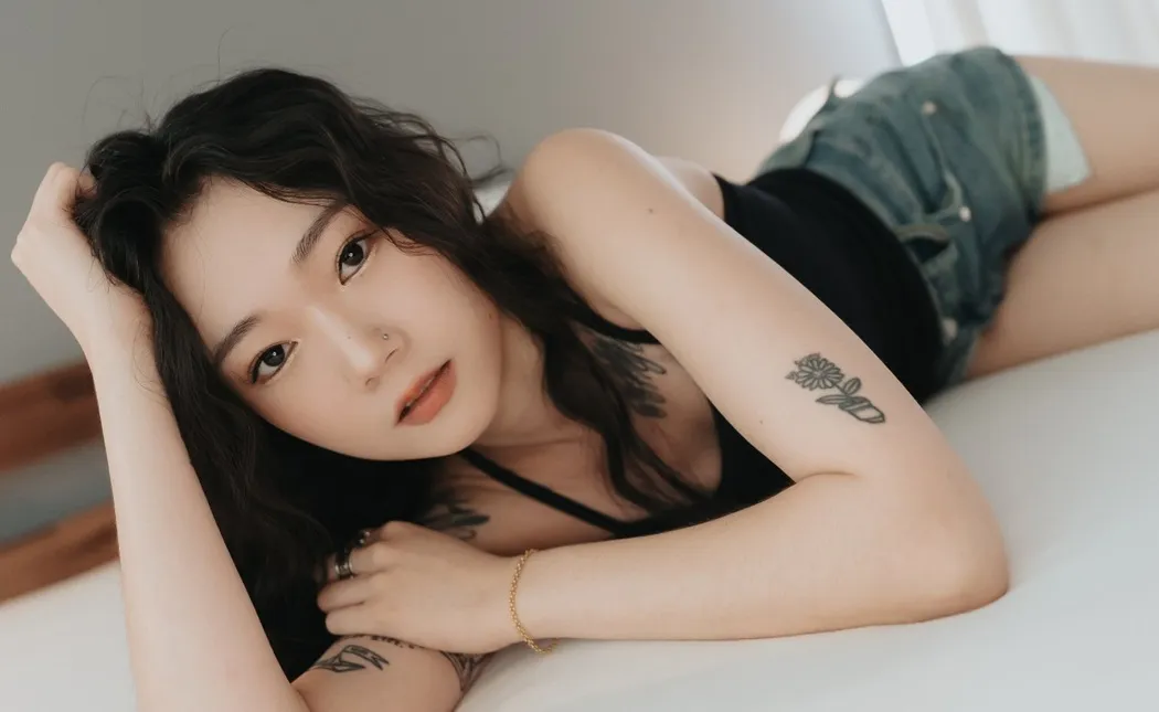 開朗活潑的沖浪女子Kumi有著可愛的反差萌女上位抽插時就像是在浪上一樣搖擺射精