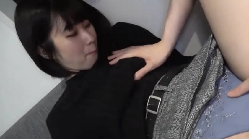 FC2-PPV-3199119 在她那几乎未曾被挖掘过的宝石般的小穴里射精