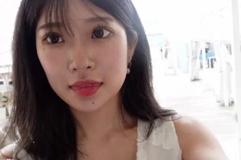 FC2-PPV-2132144 身穿白色连衣裙的可爱美女漫步在沙滩上