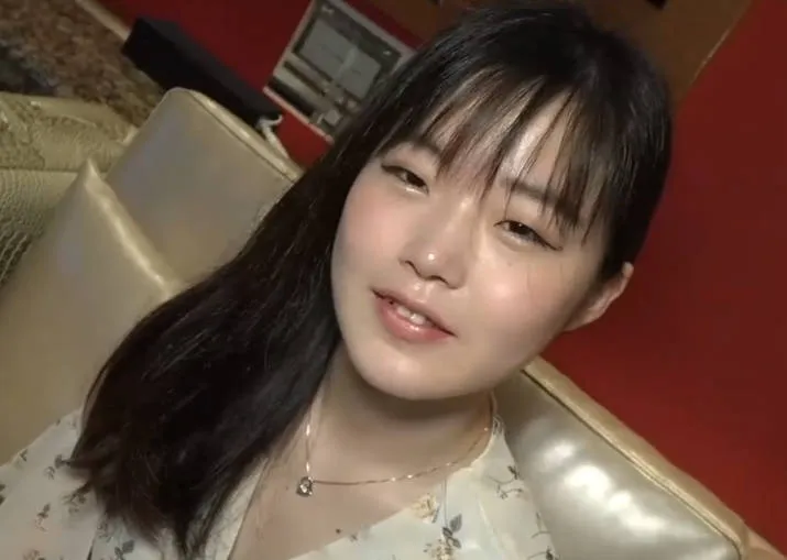 FC2-PPV-3684516 社会经验少的年轻金秀梅被尽情玩弄并中出