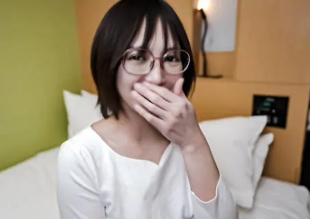 FC2-PPV-3305003 戴眼镜的勤奋女孩