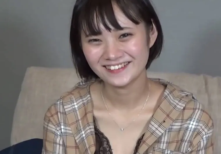 FC2-PPV-2996469 超人气女孩的首拍