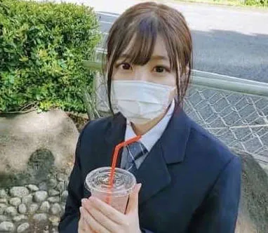 FC2-PPV-4590426 生动中出视频