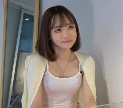 FC2-PPV-4647381 如果帮助隔壁的苗条美女的话