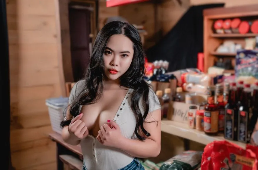 DS-0023 性慾旺盛的越南雜貨店老闆娘