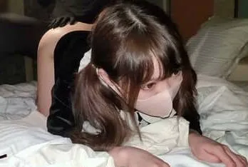 FC2-PPV-1795998 我被一个长相可爱的女孩挑逗