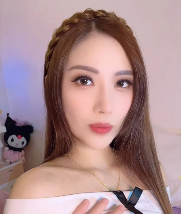 FC2-PPV-4547247 我喜欢让我的性感姐姐型女友假装是我的秘书来挑逗我