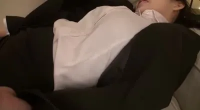 FC2-PPV-4592756 为内定堕落的她在性接待中被反复中出