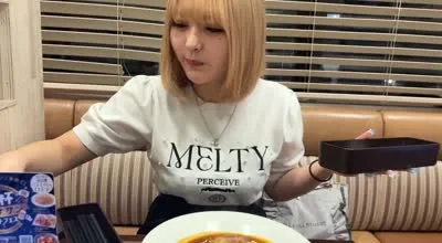 FC2-PPV-4735395 将滚烫的精液注入她的阴道深处