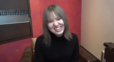 FC2-PPV-3319634 一位笑容灿烂的迷人女孩被内射