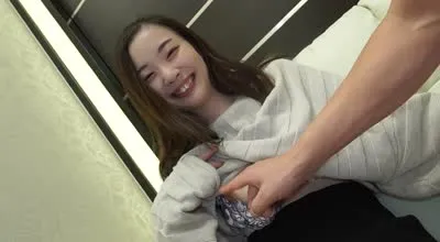 FC2-PPV-3157098 笑容迷人20岁女孩