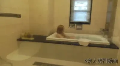 FC2-PPV-4583854 美乳白皙苗条辣妹自慰太爽喷出大量体液