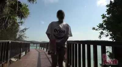 FC2-PPV-4703507 景点与公园海滩露出胸部阴部驾车中疯狂自慰实录