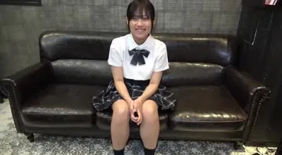 FC2-PPV-4772529 她被男人包围并第一次接受了颜射和中出