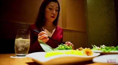 FC2-PPV-1750571 我在酒吧被一位超级漂亮的已婚女士搭讪