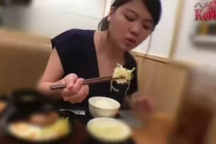 FC2-PPV-932566 坐在路边的纯朴翘家女