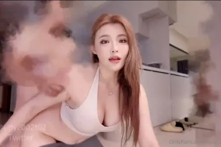 在家運動中結果被當健身器材 kitty