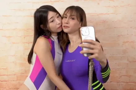 被粉丝拍照舔逼到被她用绑带假屌操爆 艾莉