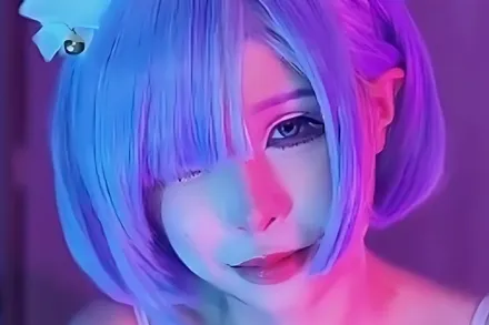 Cosplay 雷姆 趴在身上抚摸调情 深喉口交舔舐鸡巴 上位骑乘插入榨精后中出内射 婉婉儿