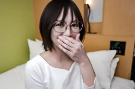 FC2-PPV-3305003 戴眼镜的勤奋女孩