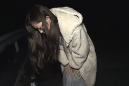 FC2-PPV-2984375 淫荡的女孩在街上进行了她的第一次户外性爱