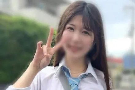 FC2-PPV-4598496 她有一张超级可爱的脸