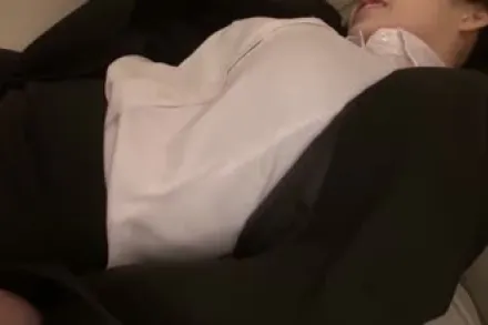 FC2-PPV-4592756 为内定堕落的她在性接待中被反复中出