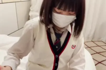 FC2-PPV-4598225 娇小小恶魔一插入就变身成欲女