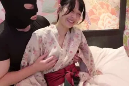 FC2-PPV-4734552 以最强3P方式发射4次与男友一起享受欲望的满足的3P