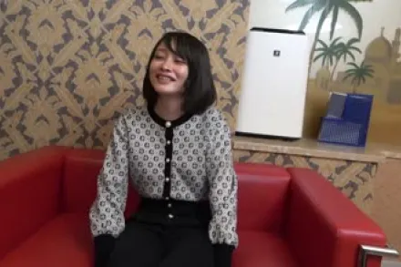 FC2-PPV-4335174 即使态度冷酷也掩盖不住阴部湿润的拉丝状态