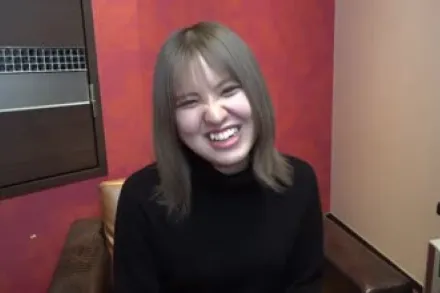 FC2-PPV-3319634 一位笑容灿烂的迷人女孩被内射