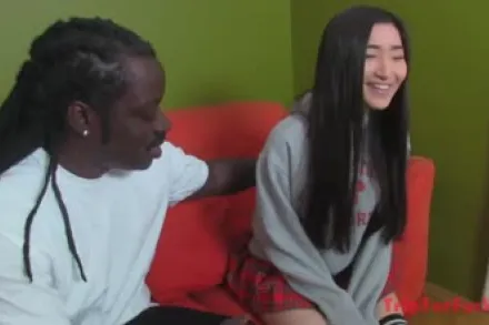 FC2-PPV-3185230 一对情侣不远万里去海外让女友被黑人干还让黑人内射