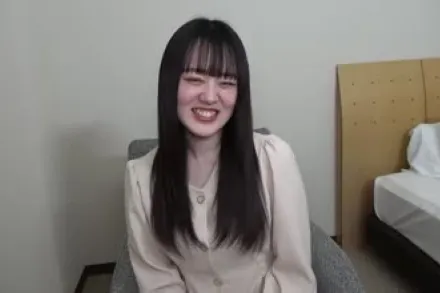 FC2-PPV-3239447 美丽纯洁的黑发女孩