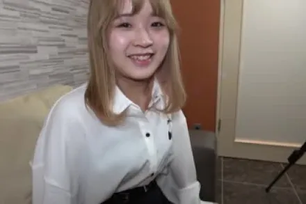 FC2-PPV-3234012 自然可爱的女孩却成了一位老男人的猎物