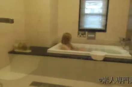 FC2-PPV-4583854 美乳白皙苗条辣妹自慰太爽喷出大量体液