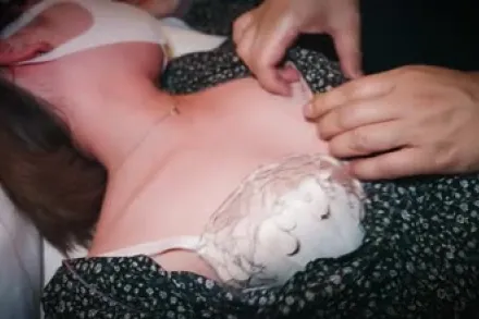 FC2-PPV-3178929 醉酒的女大学生被发现昏倒在立交桥拐角处