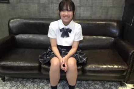 FC2-PPV-4772529 她被男人包围并第一次接受了颜射和中出