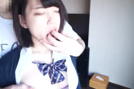 FC2-PPV-1680825 只有三年经验的纯真黑发美女