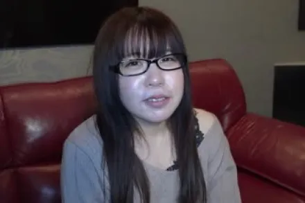 FC2-PPV-1640047 戴眼镜的敏感喷水女孩