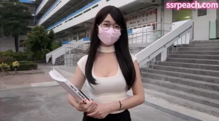 當表面正經私下淫蕩的女教師課後輔導早熟男學生她還是必須保持專業 Ellie