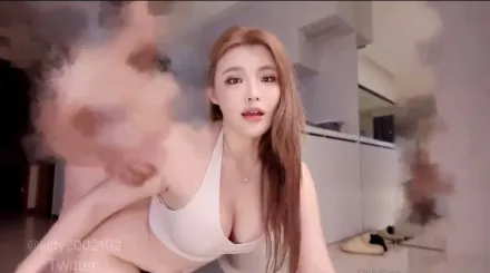 在家運動中結果被當健身器材 kitty