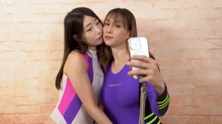 被粉丝拍照舔逼到被她用绑带假屌操爆 艾莉