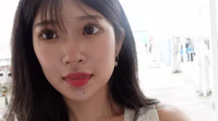 FC2-PPV-2132144 身穿白色连衣裙的可爱美女漫步在沙滩上